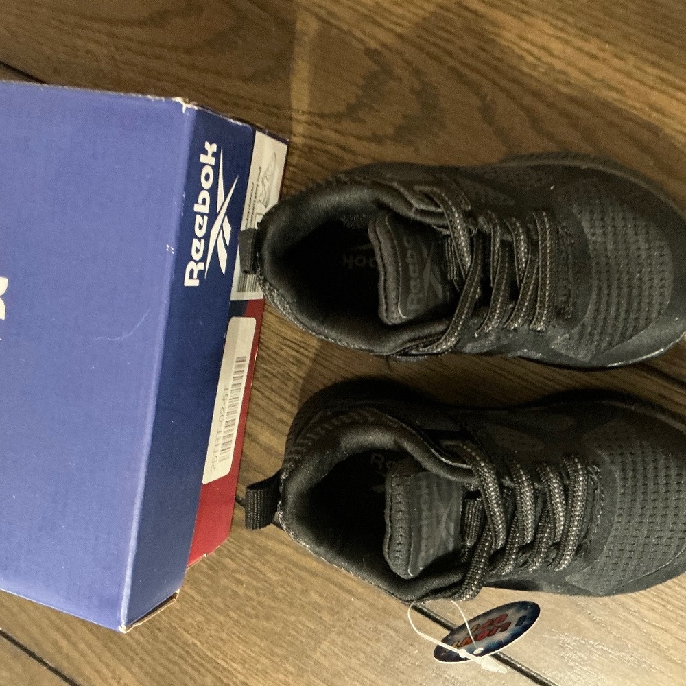 New Reebok child size 5 black light up shoe